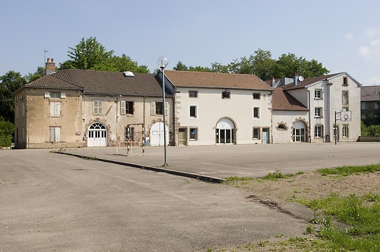 Bureaux, logements et remises. Vue depuis le sud. © Région Bourgogne-Franche-Comté, Inventaire du patrimoine