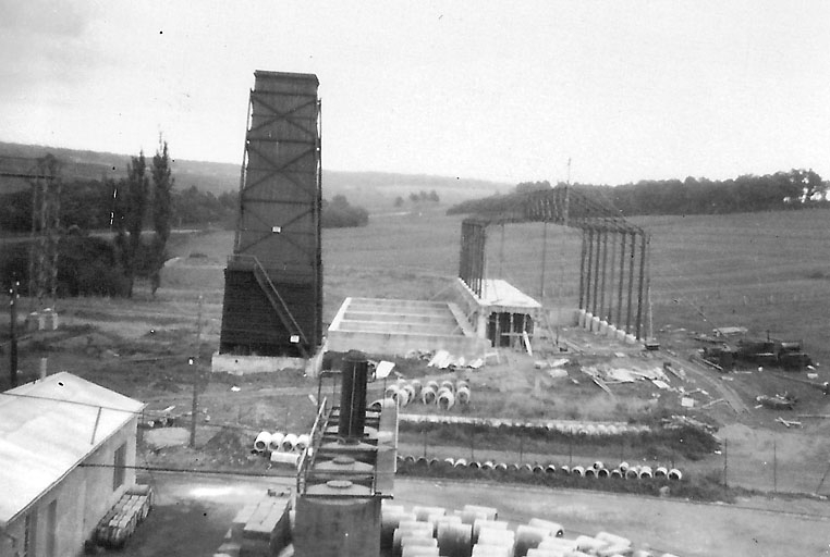 Tour de réfrigération et raffinerie en construction. © Région Bourgogne-Franche-Comté, Inventaire du patrimoine