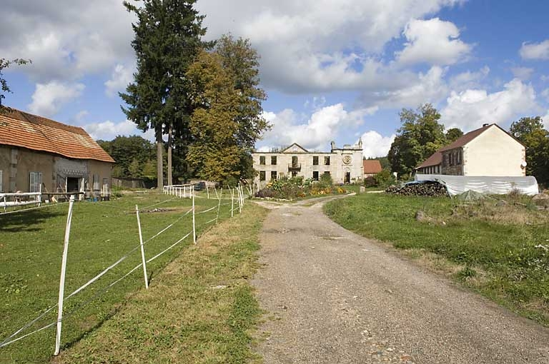 Vue d'ensemble depuis l'entrée. © Région Bourgogne-Franche-Comté, Inventaire du patrimoine Vue d'ensemble depuis l'entrée. © Région Bourgogne-Franche-Comté, Inventaire du patrimoine