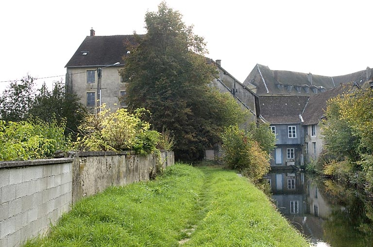 Façade postérieure depuis l'amont du bief. © Région Bourgogne-Franche-Comté, Inventaire du patrimoine Façade postérieure depuis l'amont du bief. © Région Bourgogne-Franche-Comté, Inventaire du patrimoine