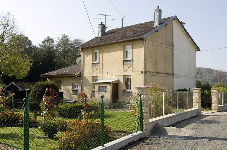 Maison double à étage. Vue de trois quarts. © Région Bourgogne-Franche-Comté, Inventaire du patrimoine Maison double à étage. Vue de trois quarts. © Région Bourgogne-Franche-Comté, Inventaire du patrimoine