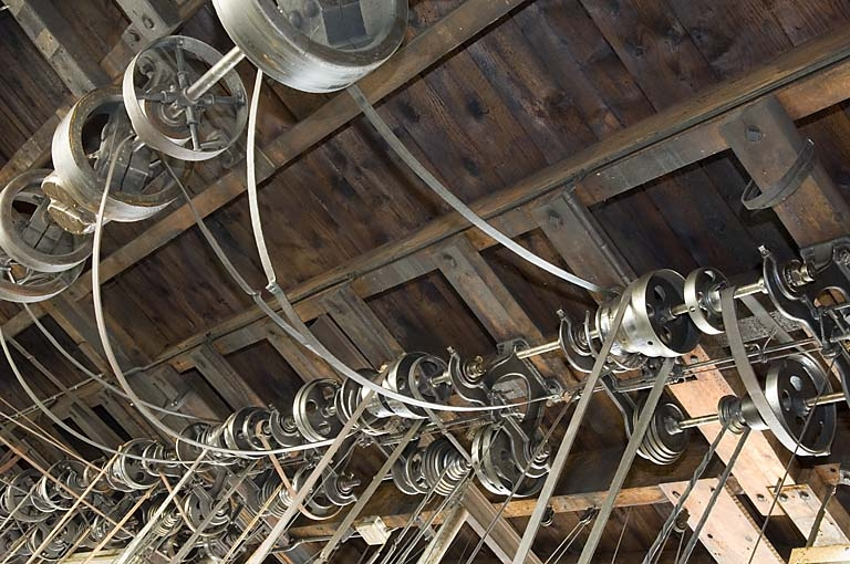 Les arbres de transmission équipés des poulies et des courroies. © Région Bourgogne-Franche-Comté, Inventaire du patrimoine