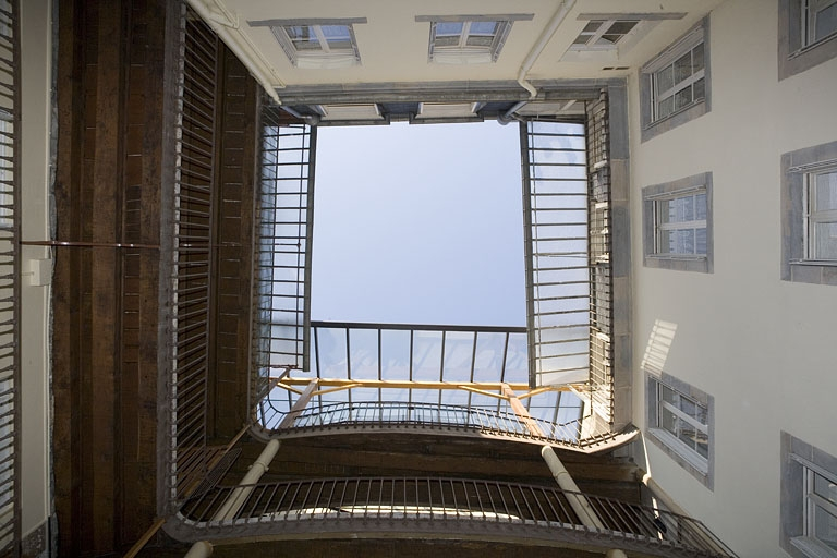 Première cour : vue en contre-plongée de l'escalier à cage ouverte. © Région Bourgogne-Franche-Comté, Inventaire du patrimoine