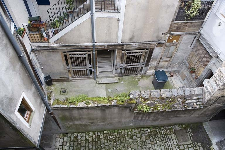 Vue plongeante sur la cour depuis la parcelle voisine. © Région Bourgogne-Franche-Comté, Inventaire du patrimoine