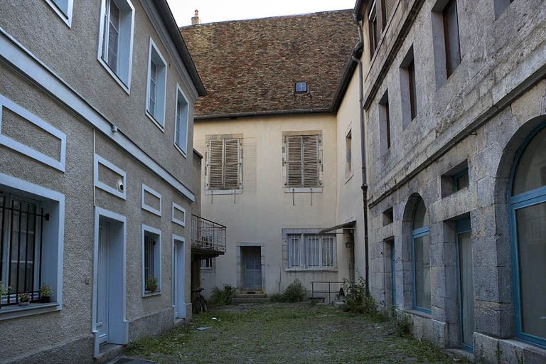 Vue de la cour des communs depuis l'entrée. © Région Bourgogne-Franche-Comté, Inventaire du Patrimoine