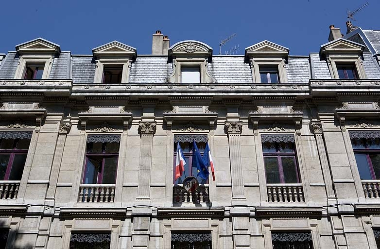 Détail du deuxième étage et de l'étage de comble : façade sur rue, de face. © Région Bourgogne-Franche-Comté, Inventaire du Patrimoine