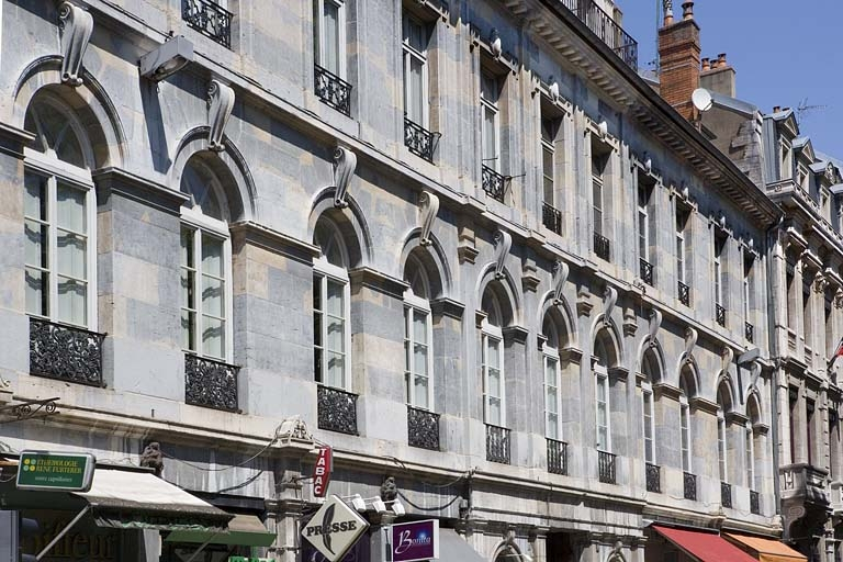 Façade sur rue : Vue d'ensemble du premier étage. © Région Bourgogne-Franche-Comté, Inventaire du Patrimoine