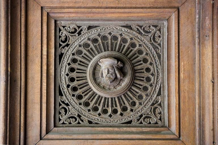 Détail du décor en fonte d'un des vantaux du portail d'entrée : tête d'homme. © Région Bourgogne-Franche-Comté, Inventaire du Patrimoine