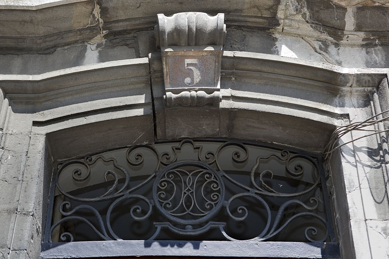 Détail de l'imposte en ferronnerie de la porte du couloir. © Région Bourgogne-Franche-Comté, Inventaire du Patrimoine