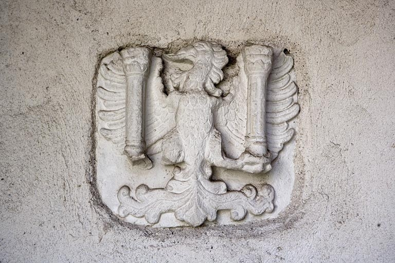 Détail du bas-relief représentant les armoiries de la ville situé dans l'escalier. © Région Bourgogne-Franche-Comté, Inventaire du Patrimoine