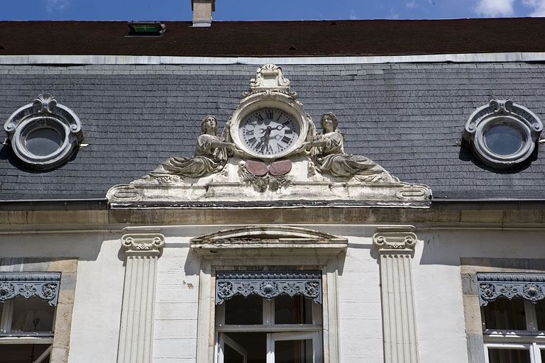 Détail de l'horloge couronnant la partie centrale du logis au fond de la première cour. © Région Bourgogne-Franche-Comté, Inventaire du Patrimoine