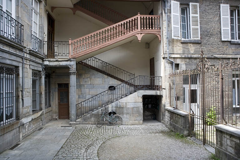 Vue de l'escalier à cage ouverte à gauche de la cour : de face. © Région Bourgogne-Franche-Comté, Inventaire du Patrimoine