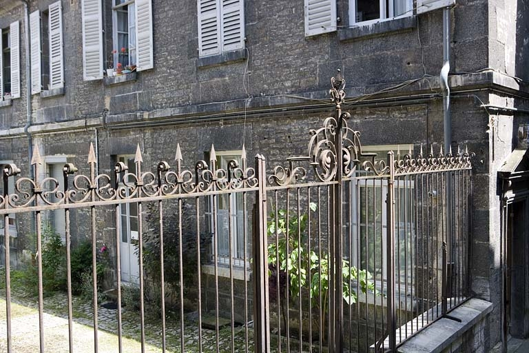 Vue de la grille séparant les deux cours, de trois quarts gauche. © Région Bourgogne-Franche-Comté, Inventaire du Patrimoine