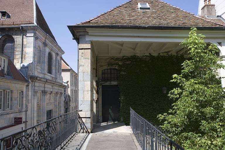 Vue du passage au-dessus du portail dans clôture depuis le bâtiment droit. © Région Bourgogne-Franche-Comté, Inventaire du Patrimoine