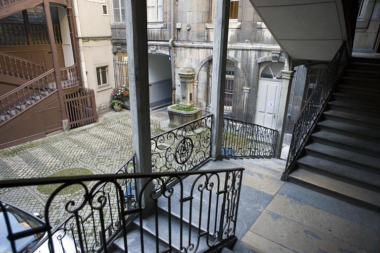 Vue de la rampe en ferronnerie de l'escalier à cage ouverte droit depuis le premier palier. © Région Bourgogne-Franche-Comté, Inventaire du Patrimoine Vue de la rampe en ferronnerie de l'escalier à cage ouverte droit depuis le premier palier. © Région Bourgogne-Franche-Comté, Inventaire du Patrimoine