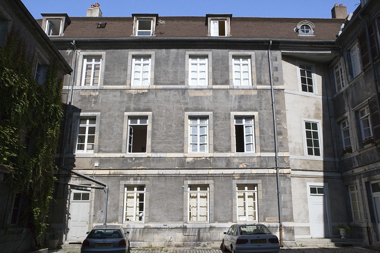 Deuxième cour : vue d'ensemble de l'aile droite, de face. © Région Bourgogne-Franche-Comté, Inventaire du Patrimoine