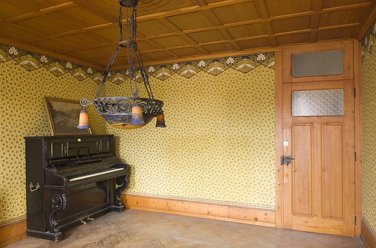 Ancienne salle à manger, vue depuis la fenêtre ouvrant sur la rue des Remparts. © Région Bourgogne-Franche-Comté, Inventaire du patrimoine