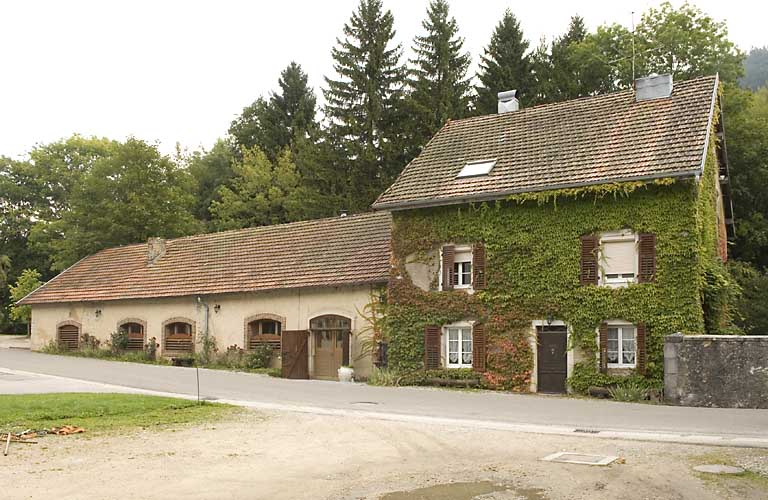 Façade antérieure, de trois quarts droite. © Région Bourgogne-Franche-Comté, Inventaire du patrimoine