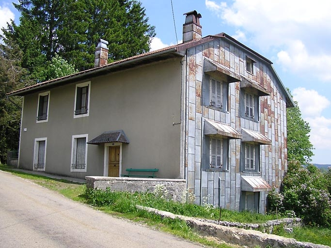 Façade antérieure et pignon sud-ouest vus de trois quarts. © Région Bourgogne-Franche-Comté, Inventaire du patrimoine