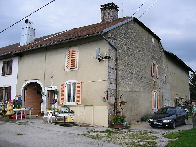 Façade antérieure et pignon droit vus de trois quarts. © Région Bourgogne-Franche-Comté, Inventaire du patrimoine
