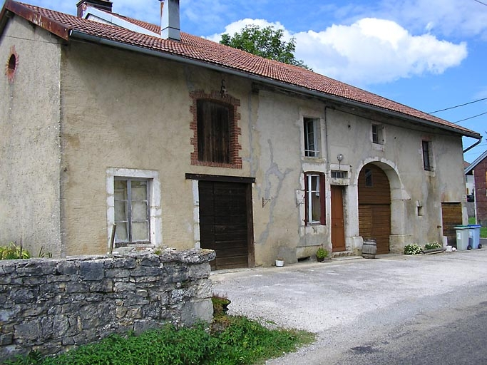 Façade antérieure vue de trois quarts. © Région Bourgogne-Franche-Comté, Inventaire du patrimoine