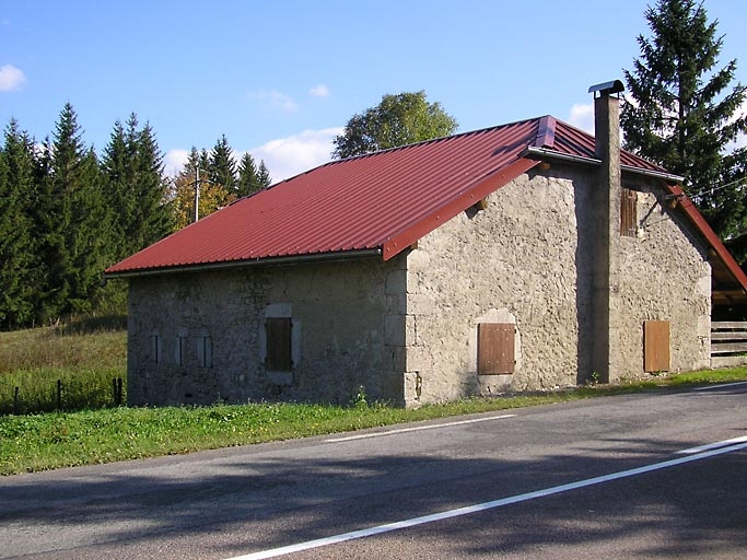 Façade postérieure vue de trois quarts. © Région Bourgogne-Franche-Comté, Inventaire du patrimoine