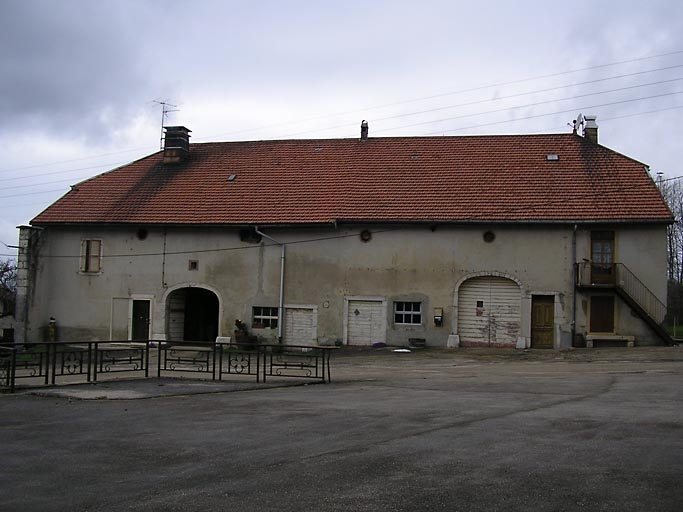 Vue générale de la façade antérieure de la ferme mitoyenne. © Région Bourgogne-Franche-Comté, Inventaire du patrimoine