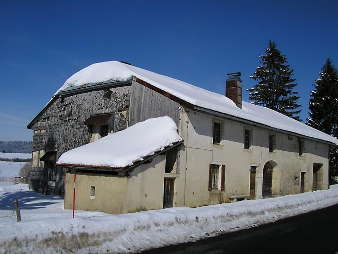 Pignon sud-ouest et façade antérieure vus de trois quarts. © Région Bourgogne-Franche-Comté, Inventaire du patrimoine Pignon sud-ouest et façade antérieure vus de trois quarts. © Région Bourgogne-Franche-Comté, Inventaire du patrimoine
