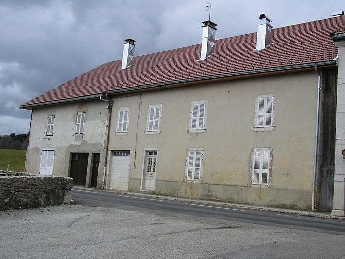 Façade antérieure vue de trois quarts. © Région Bourgogne-Franche-Comté, Inventaire du patrimoine