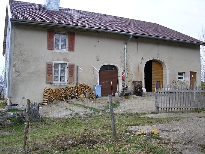 Façade antérieure et une partie du pignon sud-ouest vues de trois quarts. © Région Bourgogne-Franche-Comté, Inventaire du patrimoine