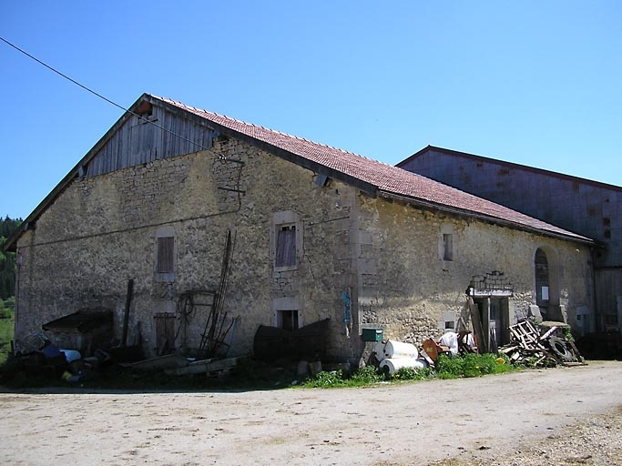Façade postérieure et pignon essenté vus de trois quarts. © Région Bourgogne-Franche-Comté, Inventaire du patrimoine