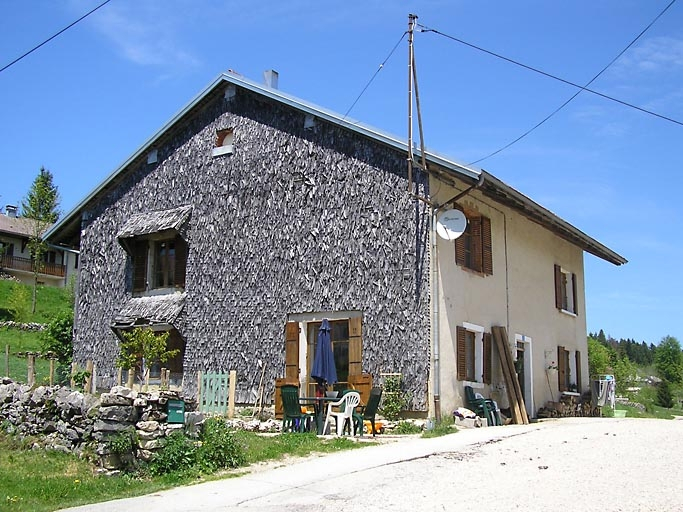 Pignon sud-ouest et façade antérieure vus de trois quarts. © Région Bourgogne-Franche-Comté, Inventaire du patrimoine