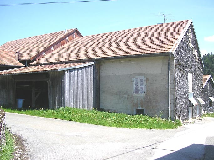 Pignon sud-ouest et façade postérieure avec séchoir à bois vus de trois quarts. © Région Bourgogne-Franche-Comté, Inventaire du patrimoine