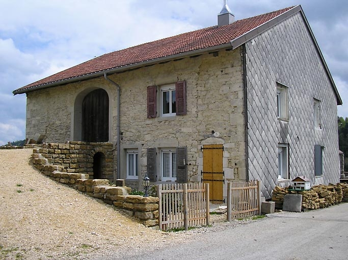 Façade antérieure et pignon sud-ouest vus de trois quarts. © Région Bourgogne-Franche-Comté, Inventaire du patrimoine
