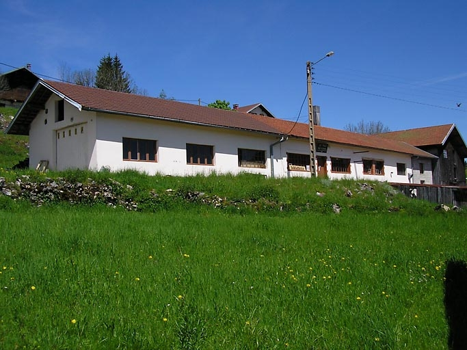 Façade postérieure et pignon nord vus de trois quarts. © Région Bourgogne-Franche-Comté, Inventaire du patrimoine