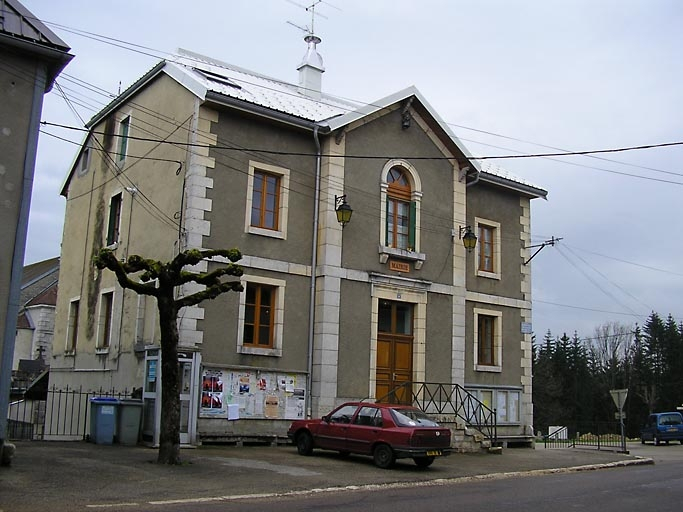 Façade antérieure vue de trois quarts. © Région Bourgogne-Franche-Comté, Inventaire du patrimoine
