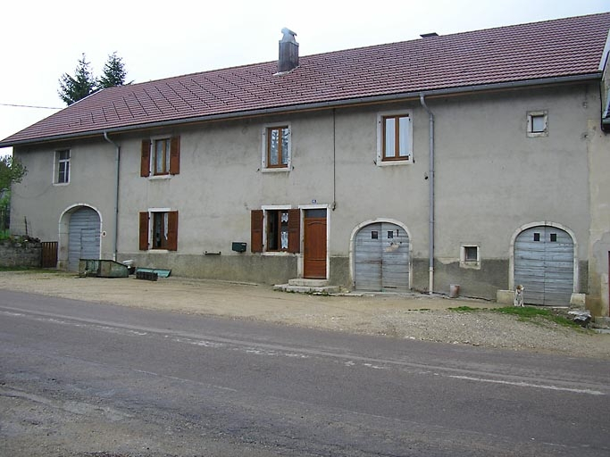 Façade antérieure vue de trois quarts. © Région Bourgogne-Franche-Comté, Inventaire du patrimoine