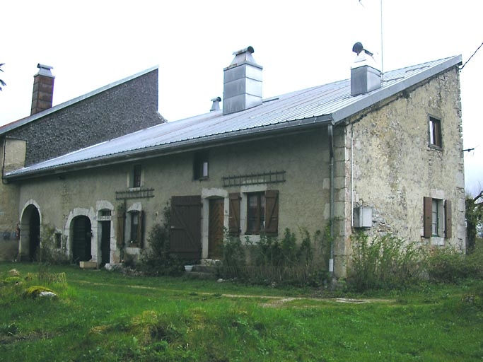 Façade antérieure vue de trois quarts. © Région Bourgogne-Franche-Comté, Inventaire du patrimoine