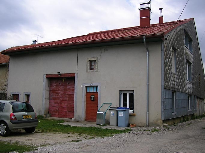 Façade antérieure et pignon sud-ouest vus de trois quarts. © Région Bourgogne-Franche-Comté, Inventaire du patrimoine