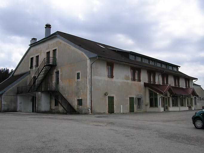 Façade antérieure et pignon nord-est vus de trois quarts. © Région Bourgogne-Franche-Comté, Inventaire du patrimoine