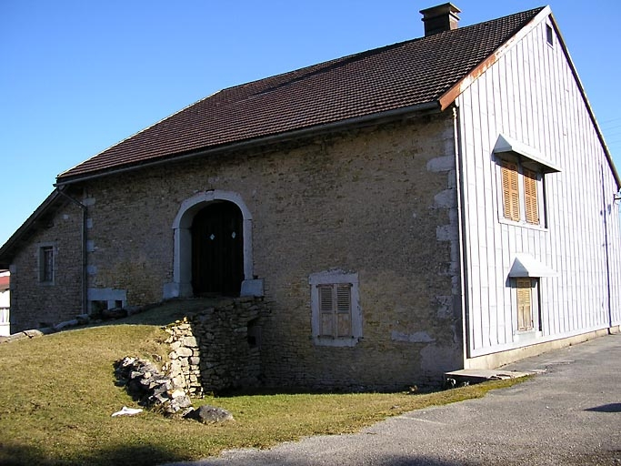 Façade postérieure et pignon sud-ouest vus de trois quarts. © Région Bourgogne-Franche-Comté, Inventaire du patrimoine