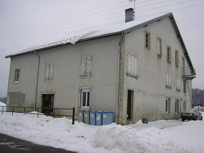 Façade antérieure et pignon sud-ouest vus de trois quarts. © Région Bourgogne-Franche-Comté, Inventaire du patrimoine