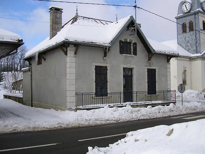 Façade antérieure vue de trois quarts. © Région Bourgogne-Franche-Comté, Inventaire du patrimoine
