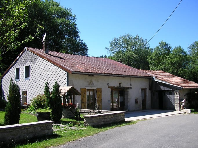 Façade antérieure et pignon essenté vus de trois quarts. © Région Bourgogne-Franche-Comté, Inventaire du patrimoine
