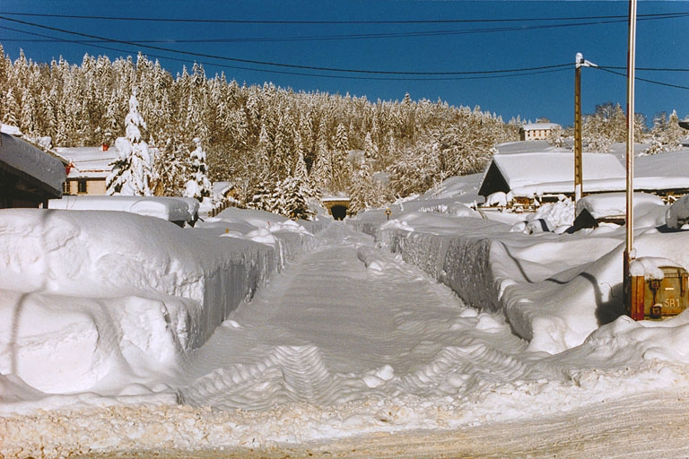 [Ligne droite enneigée à l'extrémité du tunnel de la Savine, côté La Cluse, en 2000]. © Région Bourgogne-Franche-Comté, Inventaire du patrimoine