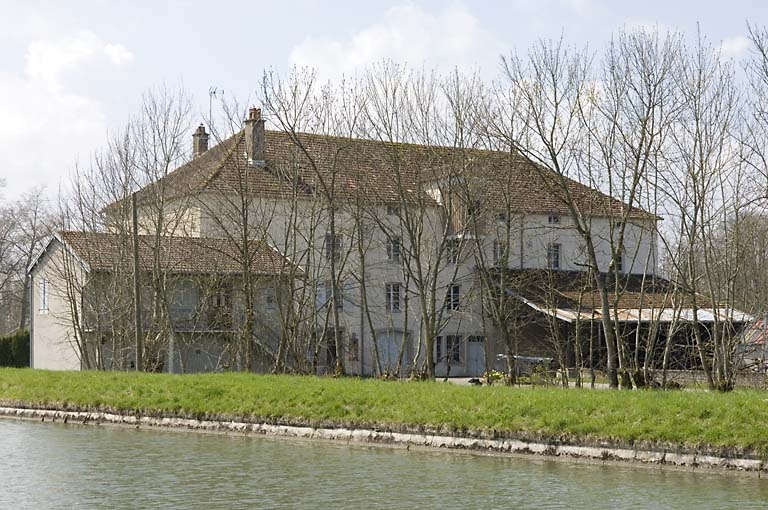 Façade antérieure vue de trois quarts gauche. © Région Bourgogne-Franche-Comté, Inventaire du patrimoine Façade antérieure vue de trois quarts gauche. © Région Bourgogne-Franche-Comté, Inventaire du patrimoine