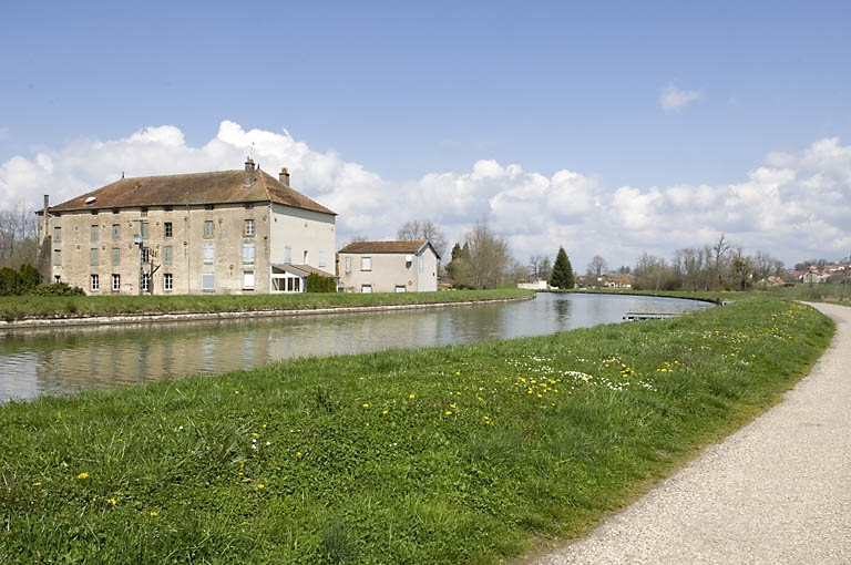 Vue d'ensemble depuis le sud-est. © Région Bourgogne-Franche-Comté, Inventaire du patrimoine Vue d'ensemble depuis le sud-est. © Région Bourgogne-Franche-Comté, Inventaire du patrimoine