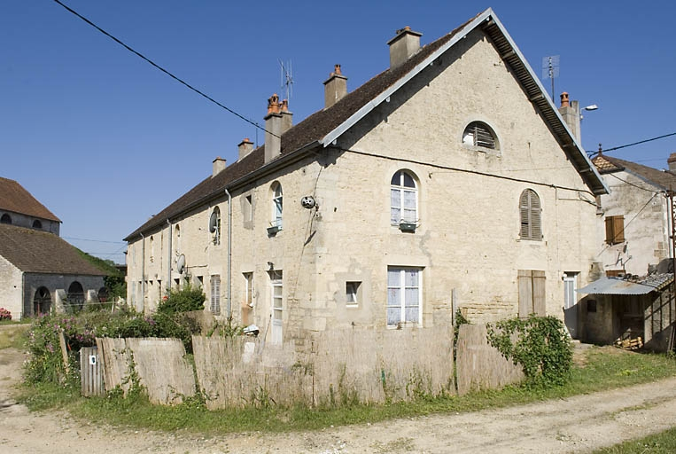 Logement ouvrier vu de trois quarts arrière. © Région Bourgogne-Franche-Comté, Inventaire du patrimoine