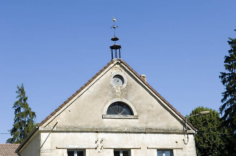 Fronton du bâtiment d'eau. © Région Bourgogne-Franche-Comté, Inventaire du patrimoine