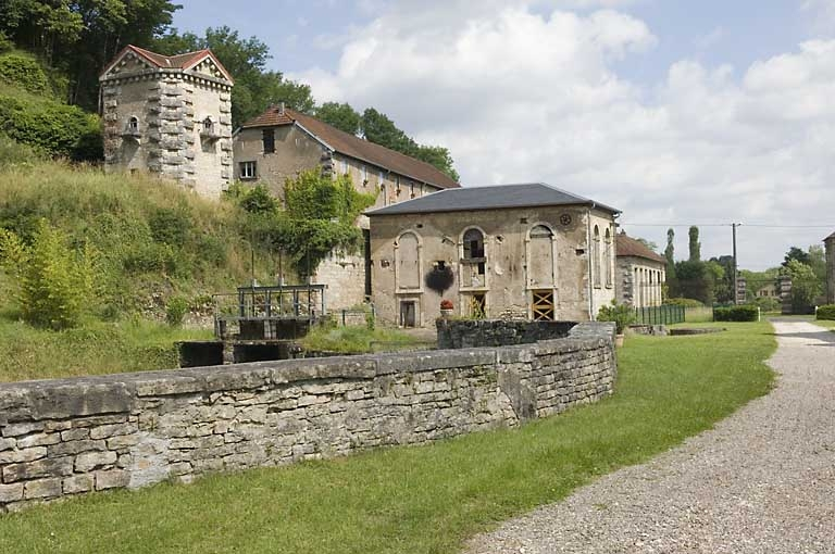 Pigeonnier, halle à charbon et salle des machines depuis l'est. © Région Bourgogne-Franche-Comté, Inventaire du patrimoine